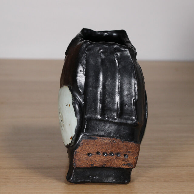 陶器 【黒釉 模様入り花瓶】kb107 | iichi 日々の暮らしを心地よくする