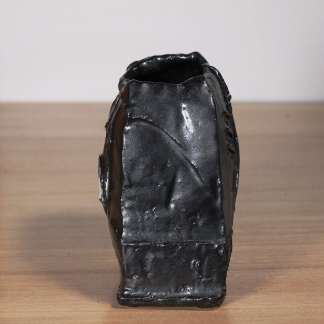 黒と灰色の陶器の花瓶 萩焼 天龍窯 ミニ玉花瓶 ブラック ¥1,100 大人の焼き物