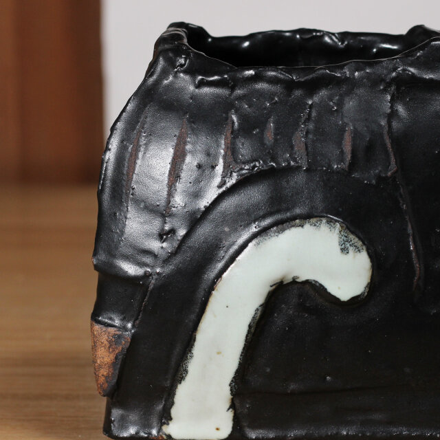 陶器 【黒釉 模様入り花瓶】kb107 | iichi 日々の暮らしを心地よくする