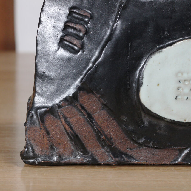 陶器 【黒釉 模様入り花瓶】kb107 | iichi 日々の暮らしを心地よくする