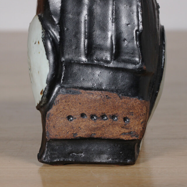 陶器 【黒釉 模様入り花瓶】kb107 | iichi 日々の暮らしを心地よくする