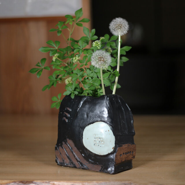 陶器 【黒釉 模様入り花瓶】kb107 | iichi 日々の暮らしを心地よくする