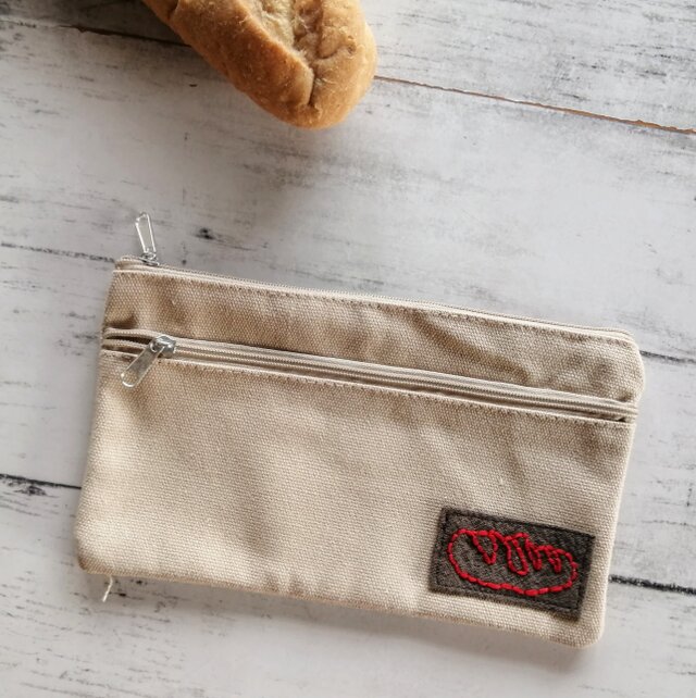 パンの刺繍ワッペン　帆布風ポーチ　小物入れ　ペンケース　ベージュ　マチなし　Sサイズ　名入れ　ダブルファスナー