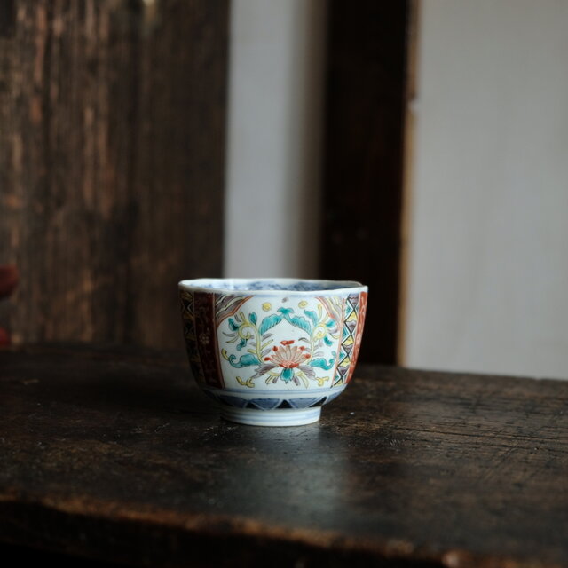 アートな雰囲気◇カラフルな絵付け。伊万里　花文色絵猪口　蕎麦猪口　向付　骨董/antiques 幕末〜明治期【傷有り】