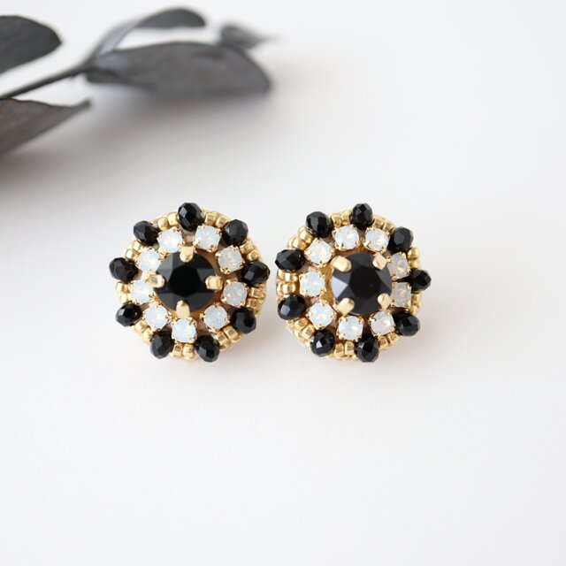 クリスタルビジュー刺繍イヤリング(ブラック)／誕生日・プレゼントにも