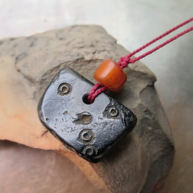 アンティーク　緒　緒　古代ジェット　＆　琥珀　＋　グリーンハーツ　ネックレス　千世 chitose