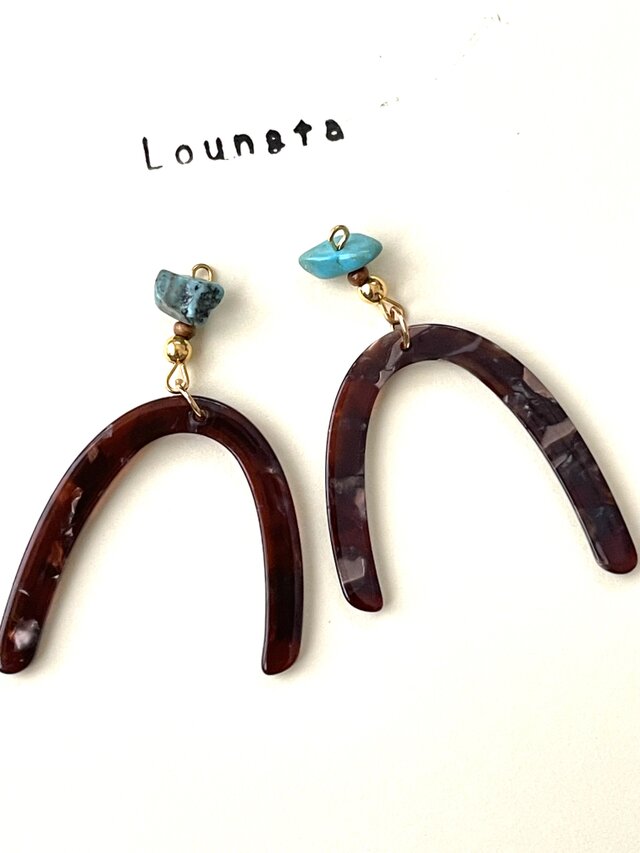 ターコイズピアス ブラウンチャームの軽い大ぶりピアス 樹脂ピアス