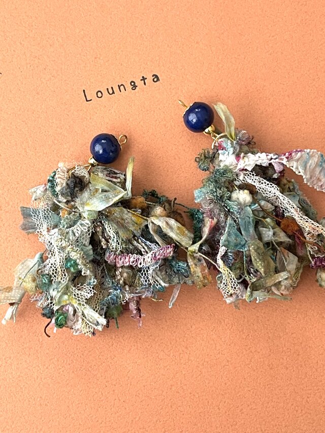 るんたオリジナル引き揃え糸 タッセルピアス フリンジピアス ウッドビーズブルー グリーン 樹脂ピアス 大ぶりピアス