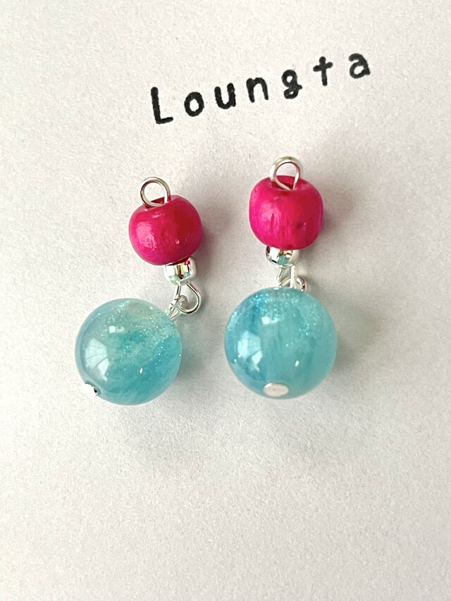 ウッドビーズピアス ピンクブルーラメの小ぶりピアス 夏ピアス 樹脂ピアス