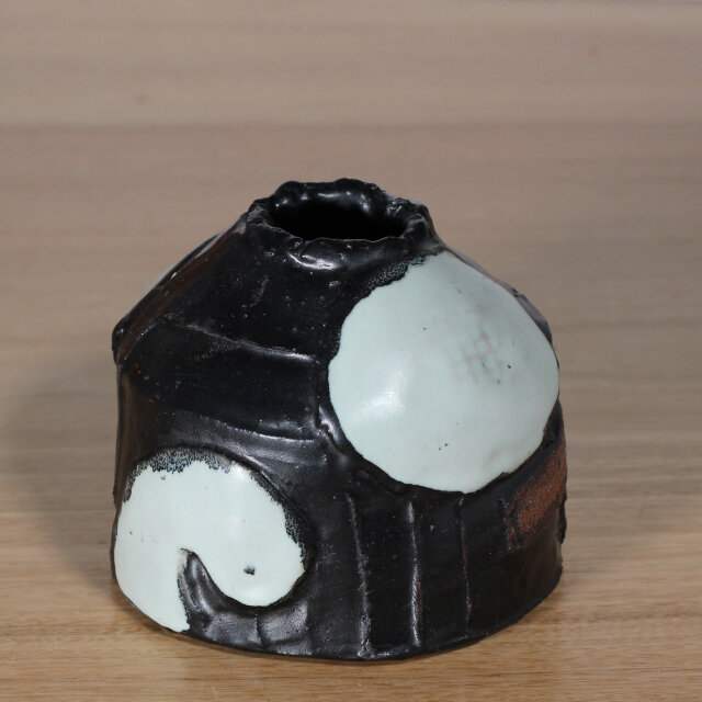 陶器 【 黒釉 塗り分け丸花瓶】 kb108