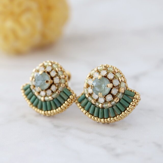 クリスタルと竹ビーズの扇形ビジュー刺繍イヤリング(ペール