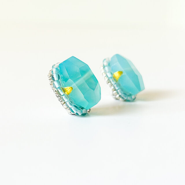 シーブルーカルセドニーとクリスタルの爽やかな ビーズ刺繍ピアス