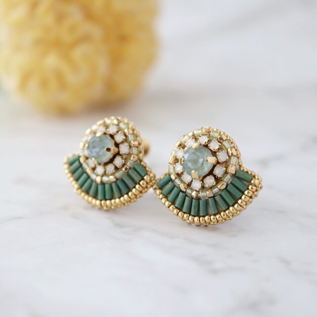 クリスタルと竹ビーズの扇形ビジュー刺繍ピアス(ペールグリーン