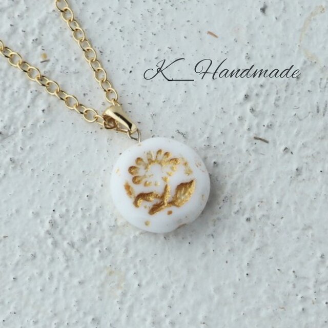 チェコガラスビーズ　可憐な雛菊のペンダント　ホワイト