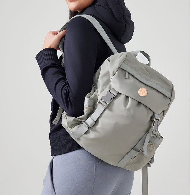 軽くて大容量◎撥水ナイロンの多機能リュック／3色展開（ブラック・グレー・ブラウン）