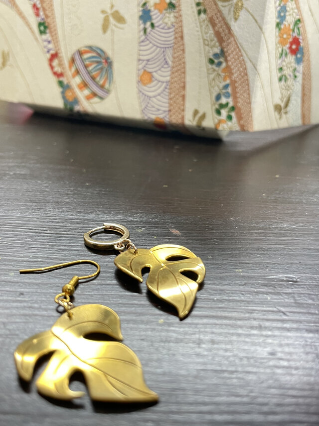 鳳莱蕉（ほうらいしょう）-モンステラ彫りピアス左右-（真鍮）