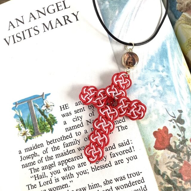 マリアのクロスペンダント　水引製　ストロベリーレッド　メキシコ　十字架