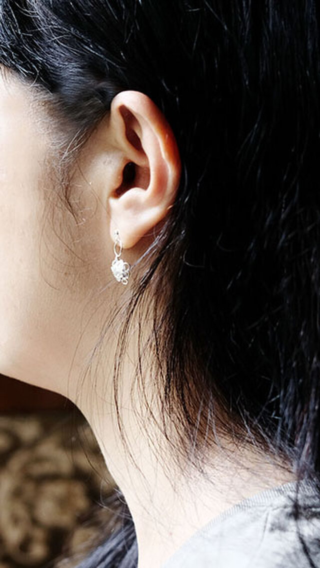 紅女 紫陽花シルバーアシンメトリーピアス | iichi 日々の暮らしを