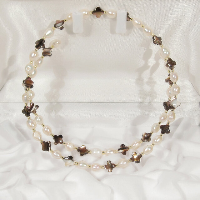 貝パーツと本真珠（淡水パール）のネックレス（フリーサイズ、形状記憶ワイヤー、マザーオブパール、ナチュラルカラー）