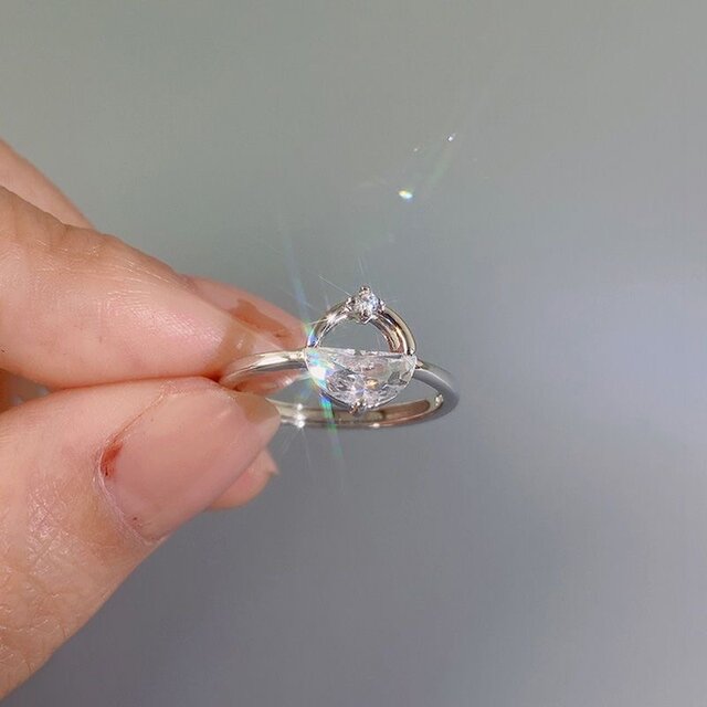 指先に宿る静けさ。まるで水面を閉じ込めたような透明リング／S925×ジルコニア