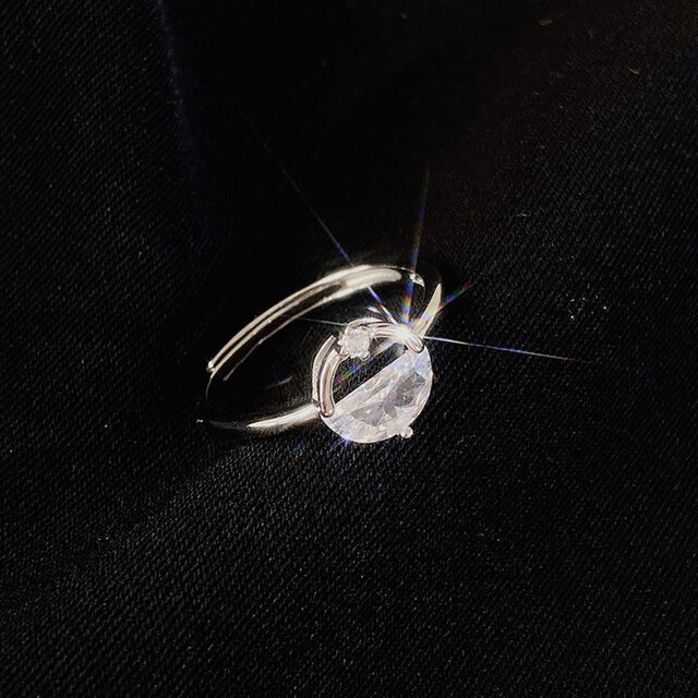 指先に宿る静けさ。まるで水面を閉じ込めたような透明リング