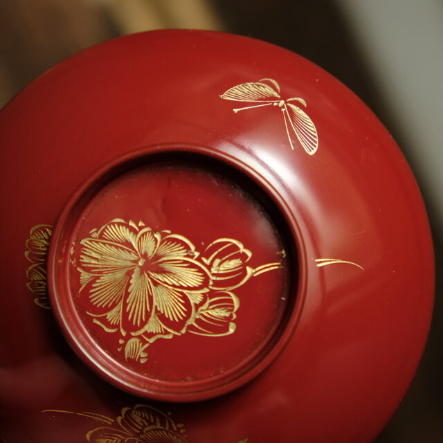 花と蝶々◇赤で素敵。古輪島塗 漆芸沈金蓋付椀 漆器 骨董