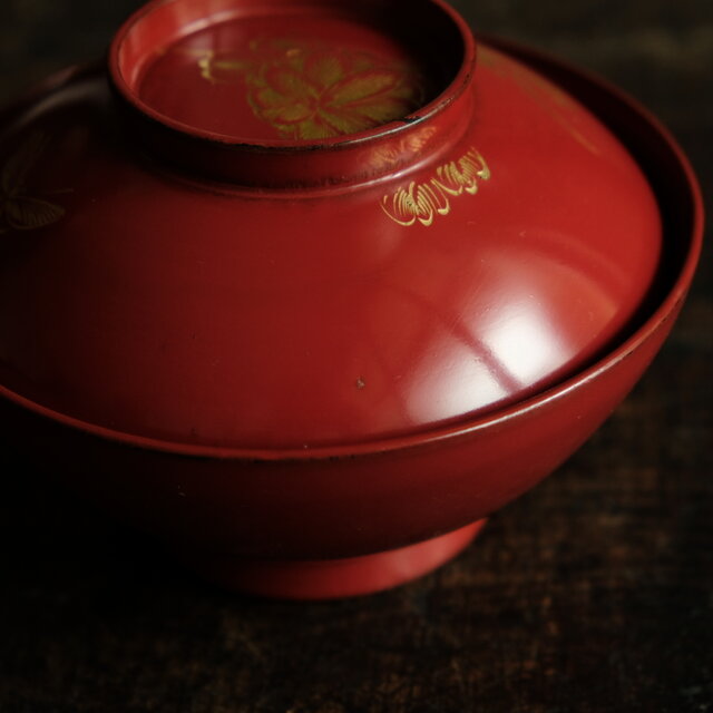 花と蝶々◇赤で素敵。古輪島塗 漆芸沈金蓋付椀 漆器 骨董
