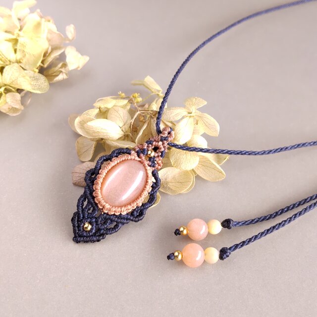 お嬢様気分のピーチムーンストーンのマクラメネックレス | iichi 日々