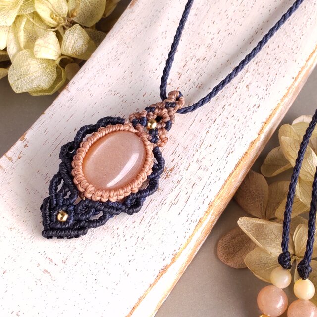 お嬢様気分のピーチムーンストーンのマクラメネックレス | iichi 日々