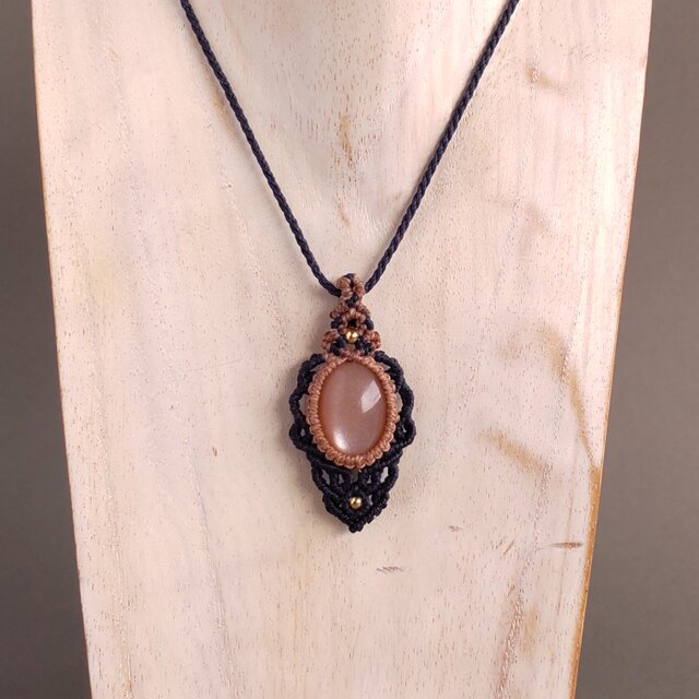 お嬢様気分のピーチムーンストーンのマクラメネックレス | iichi 日々