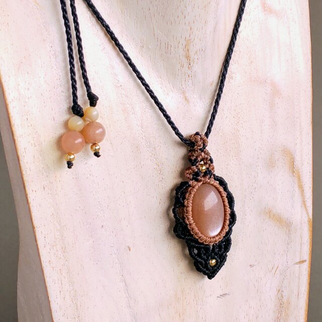 お嬢様気分のピーチムーンストーンのマクラメネックレス | iichi 日々