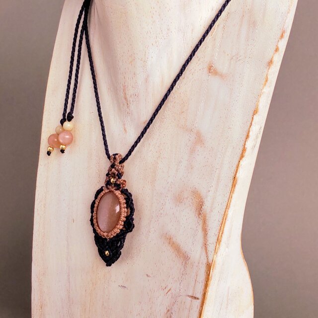 お嬢様気分のピーチムーンストーンのマクラメネックレス | iichi 日々