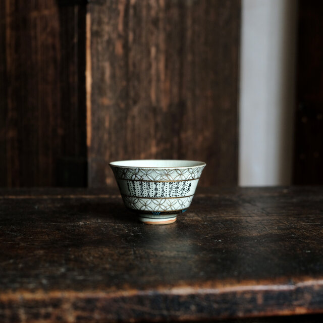 白い花びらと漢文◆九谷焼　白粒金彩湯呑み　酒器　暮らしに。昭和期　骨董・古美術好きにも　