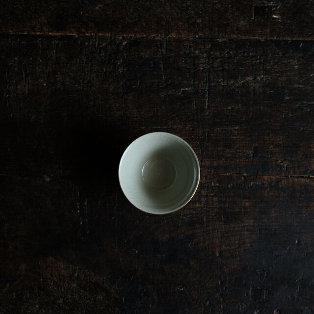 白い花びらと漢文◇九谷焼 白粒金彩湯呑み 酒器 暮らしに。昭和期 骨董