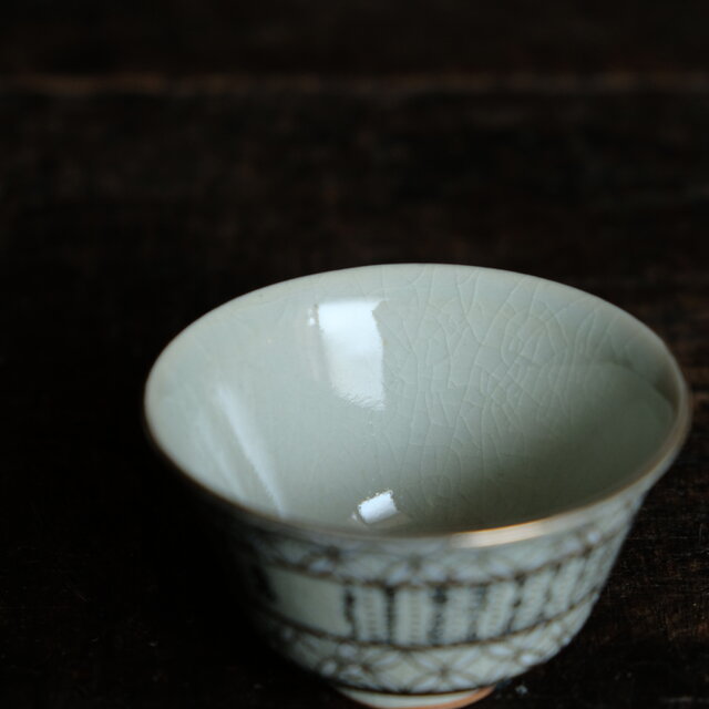 白い花びらと漢文◇九谷焼 白粒金彩湯呑み 酒器 暮らしに。昭和期 骨董