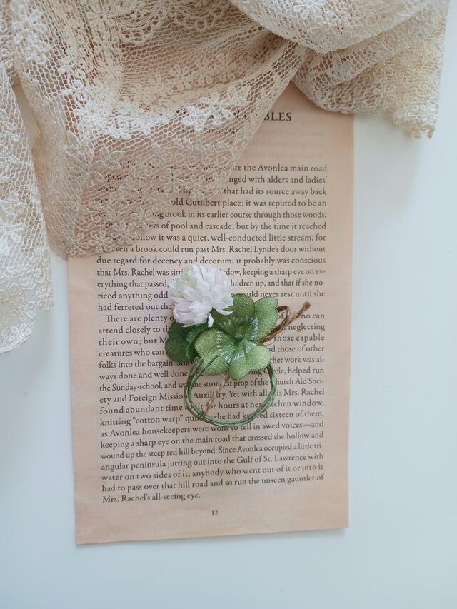 染め布花☆四つ葉のクローバーとしろつめくさのコサージュ