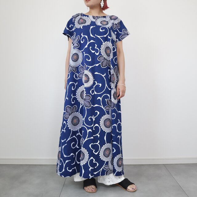 浴衣の切替フレアワンピース（青に花唐草・L） 着物リメイク