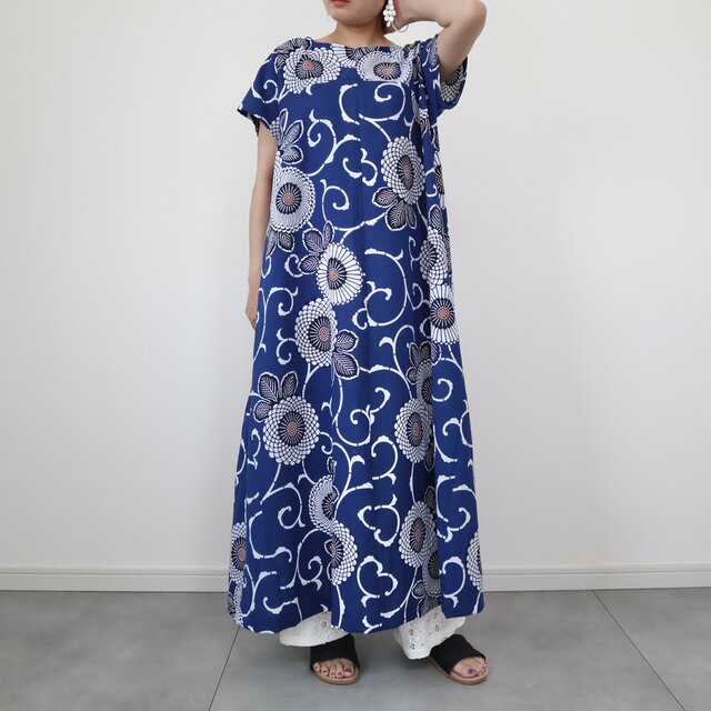 浴衣の切替フレアワンピース（青に花唐草・L） 着物リメイク