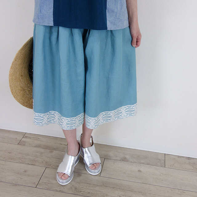 裾に咲くレース・アイスブルーリネンタックパンツ（セットアップ可）