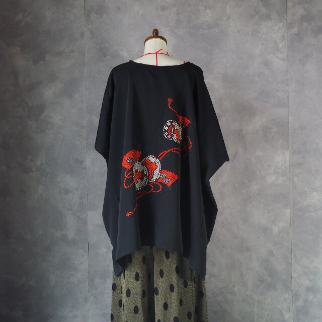 絞りのブラウス 着物リメイク 着物リメイク ベスト ブラウス 絹 黒 絞り ハンドメイド ベスト