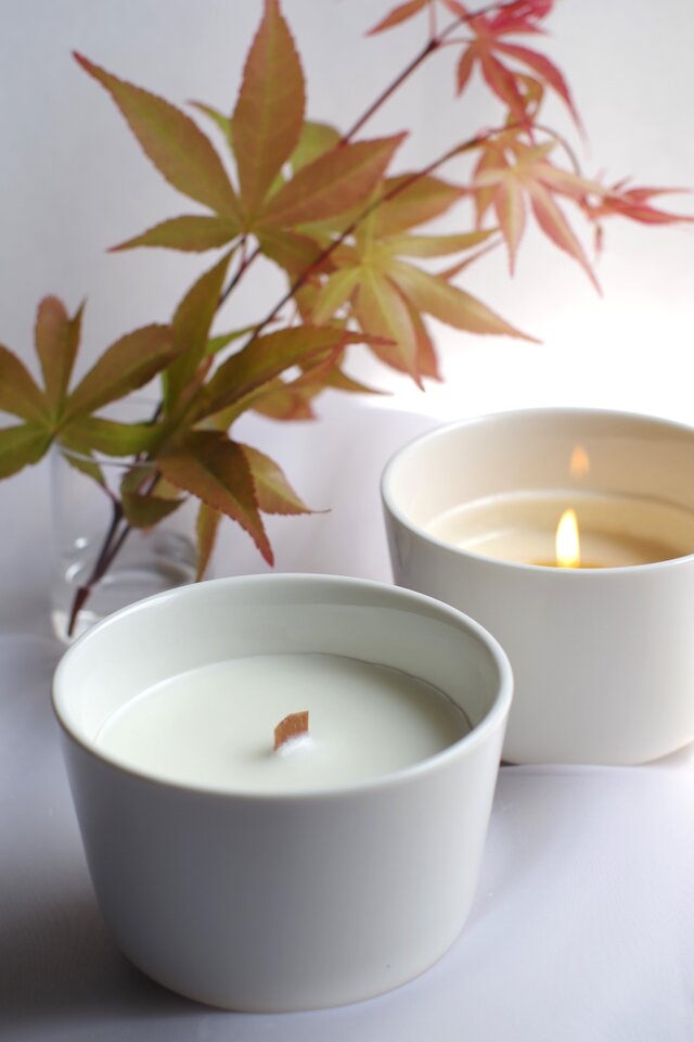 「しろの音」木芯と白い陶器のシンプルなアロマキャンドル