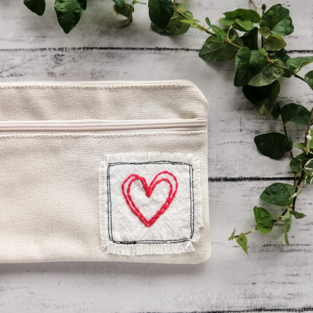 まる♡   ウエイト枠  刺繍イニシャルポーチ♡ イニシャルポーチ❤︎ | irodorikoubouumui's STORE