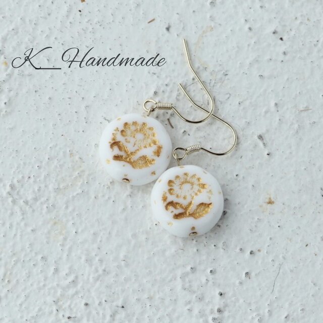 チェコガラスビーズ　可憐な雛菊のピアス　ホワイト