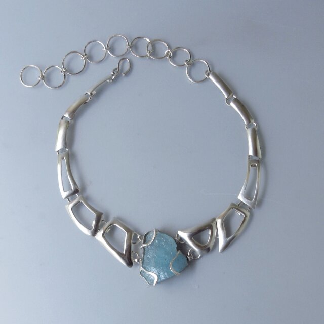 アクアマリン原石の大ぶりなシルバーチョーカー