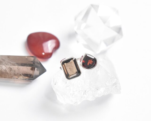 スモーキークォーツとガーネットのスタイリッシュなシルバーリング