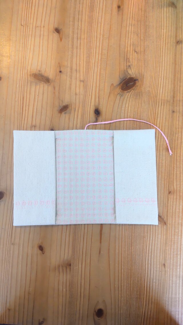 春色の文庫本カバー (四角い模様)
