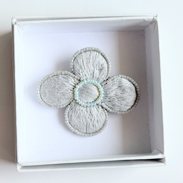北欧風ビーズで飾ったお花の刺繍ブローチ【hokuo】#369