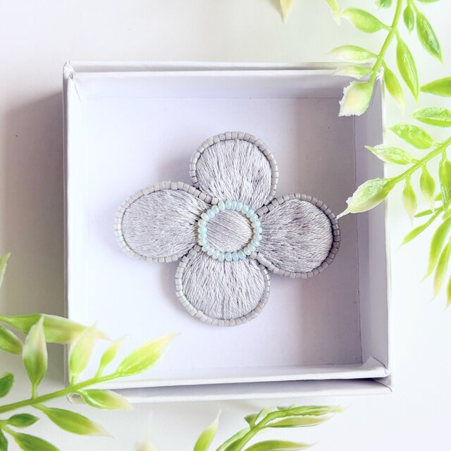 北欧風ビーズで飾ったお花の刺繍ブローチ【hokuo】#369 | iichi