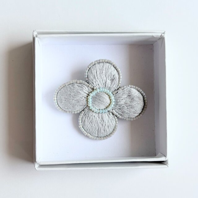 北欧風ビーズで飾ったお花の刺繍ブローチ【hokuo】#369 | iichi