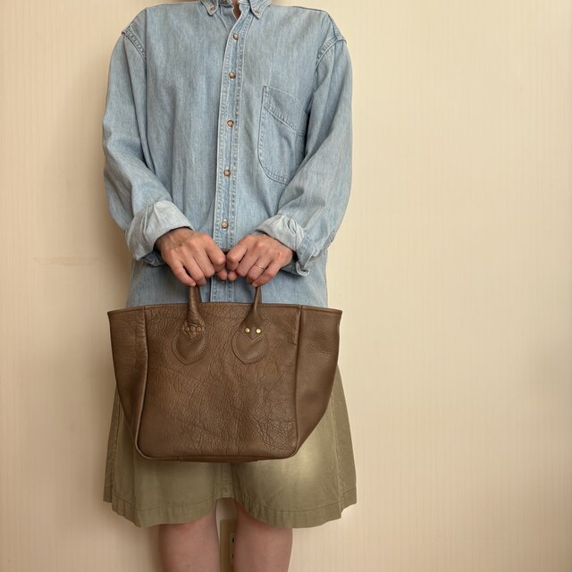 秋のぬくもり。本革 スモールキャリーオールバッグ／アンバー｜光を受けて輝くあたたかレザー